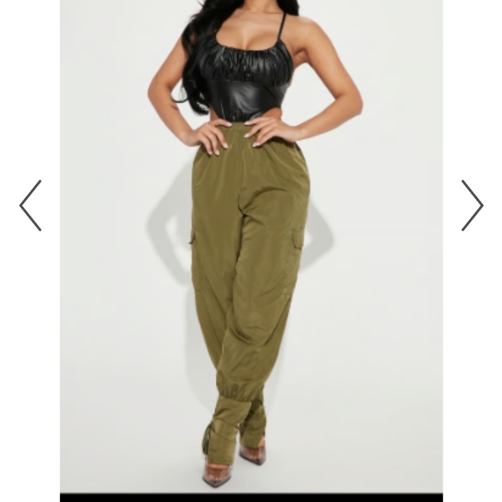Fashion nova she’s a 10 cargo jumpsuit